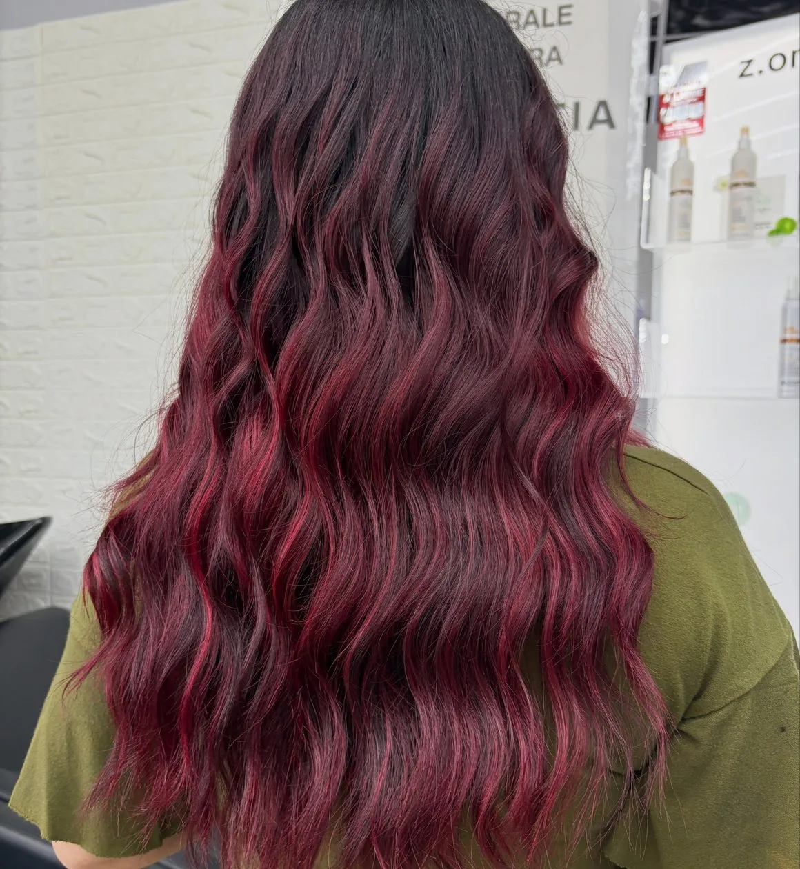 Colore rosso bordeaux sfumato su capelli ondulati, vista di spalle