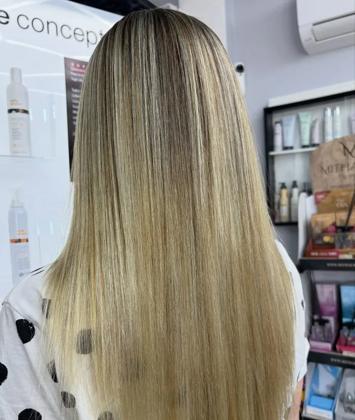 Piega su capelli lunghi biondi, vista di spalle