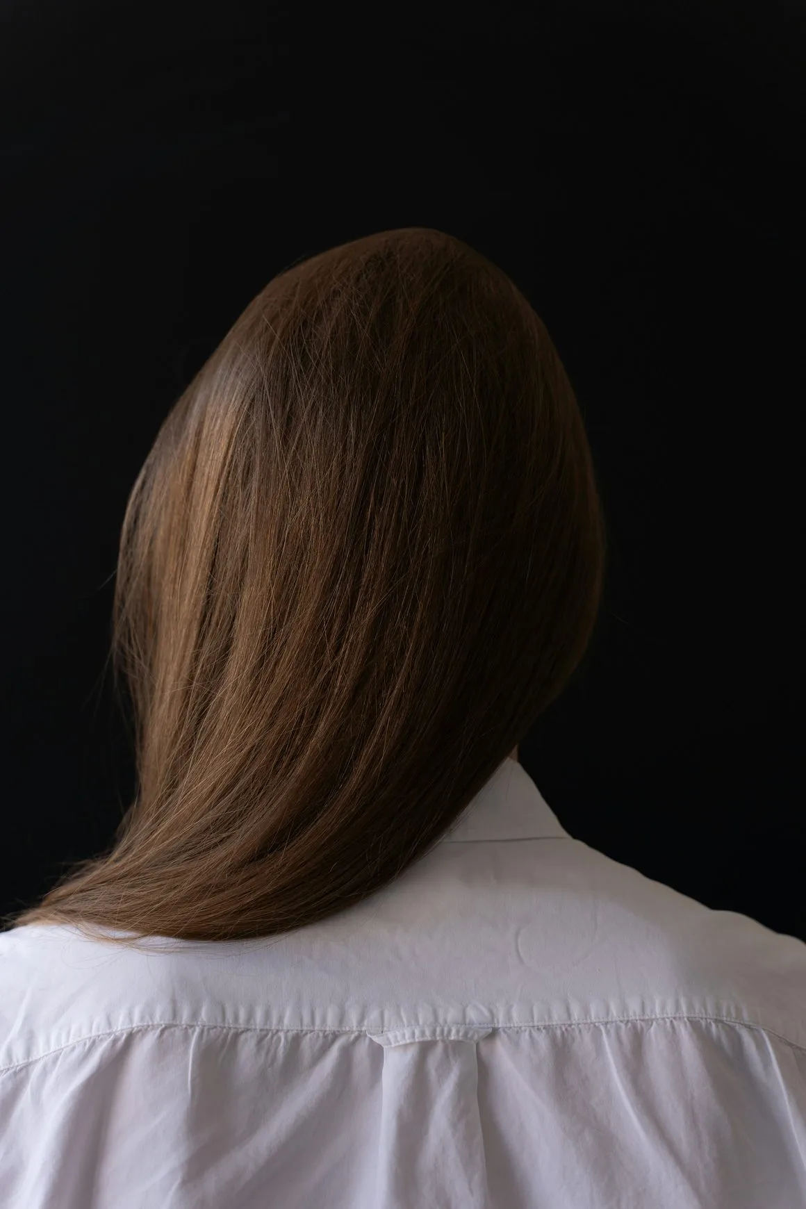 Capelli castani lisci, vista di spalle